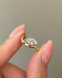 Bague de pinky en or, diamant de laboratoire rose taille marquise 1 carat, bague de pinky en or 14 carats style East West, certifiée IGI - Product Image 1