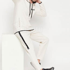 Chándal Transpirable para Hombre Diseñado para Mantenerte Cómodo Durante Deportes y Ocio - Product Image 4