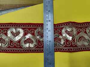 Dentelle brodée à points fins avec des bords soignés, parfaite pour les projets de mode et de couture. - Product Image 4