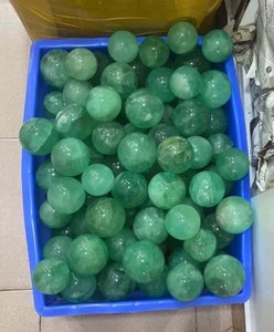 ลูกบอลหินฟลูออไรต์สีเขียวธรรมชาติทำมือ ขายส่งงานฝีมือหยก ของตกแต่งหินมงคลตามหลักฮวงจุ้ย - Product Image 1