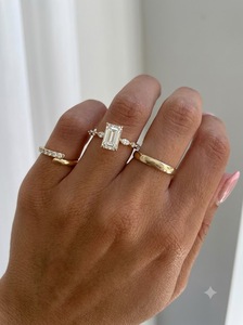 Bague de fiançailles en diamant taille émeraude pour femme, or massif 14 carats avec pierres latérales marquise VVS2, style classique - Product Image 5