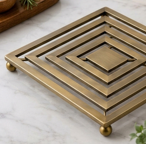 Posavasos Cuadrado Retro de Metal Resistente al Calor con Patas de Bola, Tapete Decorativo para Mesa - Product Image 5