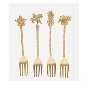 Tenedor de fruta de latón real Tenedor hecho a mano con cuatro extremos de diseño diferente Mango de oro mate Cubiertos de lujo para hotel - Product Image 6