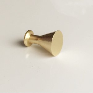 Pomo de gabinete de latón cepillado dorado con disco, cara cóncava poco profunda, base cilíndrica corta, moderno para gabinetes de cocina ARTWARE - Product Image 1