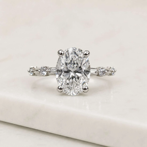 Bague de fiançailles en platine avec diamant ovale et diamants latéraux cultivés en laboratoire, certifiée IGI, style luxe pour femme - Product Image 4