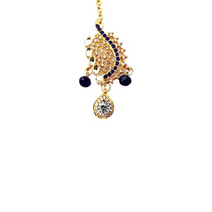 Elegante tikka chapada en oro con diamantes de imitación, piedras rojas y colgante de perla para accesorio de cabello de boda - Product Image 2