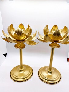 Support à bougie design lotus, élégant porte-bougie décoratif en métal pour la décoration de la maison, table de salon et usage festif, provenant d'Inde. - Product Image 4
