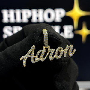 Pendentif personnalisé HIPHOP SPARKLE avec le nom Aaron, en argent sterling 925 plaqué or rose, avec moissanite VVS, style hip hop glacé, charme unisexe - Product Image 5