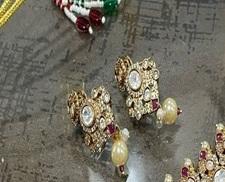 Magnifique ensemble collier ras-du-cou et boucles d'oreilles en laiton plaqué or de qualité supérieure, orné de perles et de moissanite, style Kundan, collection de luxe pour mariage - Product Image 2