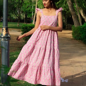 เดรสยาวสีชมพูสไตล์โบฮีเมียนสำหรับฤดูร้อน พิมพ์ลายด้วยมือ ผ้าฝ้าย 100% แขนกุด คอเหลี่ยม แต่งลายปักดอกไม้ - Product Image 1