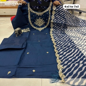 Colección Premium de Muselina de Seda con Adornos de Pita en el Yoke y Butti Dispersos, Kurti-Pant Recto y Dupatta Leheriya, Moda Femenina - Product Image 1