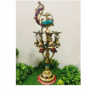 Candelabro de Latón Hecho a Mano para Ocasiones Festivas, Elegante Portavelas de Latón para Hoteles y Restaurantes a un Precio Accesible - Product Image 3