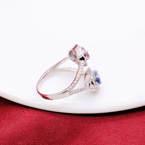 Bague Bypass en Or Blanc Massif 18 carats avec Saphir Rose et Bleu et Diamants en Halo, Vente en Gros, Memoria Jewels - Product Image 2