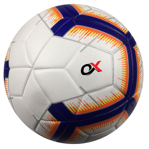 Ballon de football gonflable léger en cuir PVC/PU thermocollé de haute qualité, écologique, avec vessie en butyl, fabriqué par Oxva Industries - Product Image 3