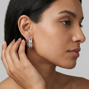 Pendientes de Aro Cruzados de Alta Calidad con Diamantes Cultivados en Laboratorio de 1 Quilate, Corte Baguette, en Oro Blanco de 14K, con Engaste de Canal, en Venta - Product Image 1