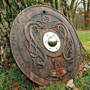 Grand bouclier viking nordique en bois, rond, artisanal, traditionnel, pour déguisement, exposition et décoration intérieure - Product Image 1