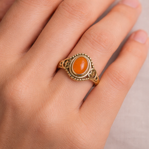 Bague ovale artisanale Moku Jewellery en cornaline naturelle et laiton, sertie clos, style glamour, pierre de naissance de septembre pour femme - Product Image 4