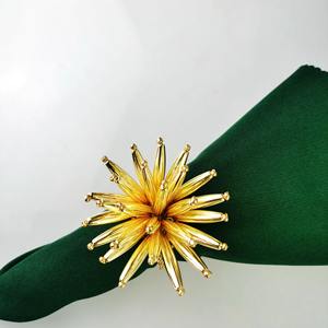 De magnifiques bagues en cristal et en métal peuvent être stylisées toute l'année, s'adaptant sans effort aux thèmes saisonniers grâce à des échanges simples de serviettes. - Product Image 4