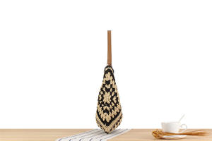 Celebre las tendencias modernas con este llamativo bolso de hilo natural diseñado para los que marcan tendencia y adoran accesorios de alto contraste. - Product Image 2