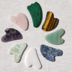Outil de massage Gua Sha en résine verte, cuillère de raclage facial, forme personnalisée, exfoliant de soin beauté, technique de moulage de statues en résine - Product Image 5