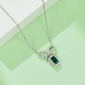 Elegante Collar con Colgante de Piedra Verde Corte Esmeralda y Diamante Cultivado en Laboratorio en Oro Blanco, Collar de Regalo para Ella, Joyería de Diamantes - Product Image 1