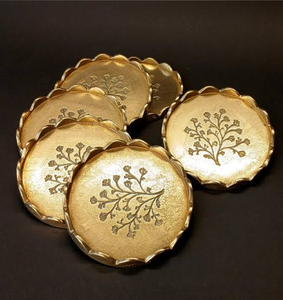 Posavasos de latón acanalado diseñados con una textura en espiral de estrella y bordes festoneados, disponibles a precios de mayorista. - Product Image 2