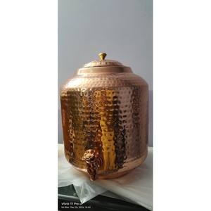 Dispensador de agua de cobre con práctico grifo en la parte inferior, que permite a las personas verter agua fácilmente sin levantar el contenedor pesado. - Product Image 1