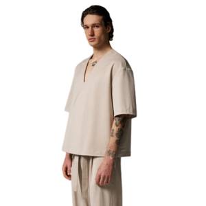 Camisa Tejida Inteligente para Hombre, Manga Corta, Cuello en V, Estilo Minimalista, Color Sólido, Suministro al por Mayor Personalizado OEM - Product Image 4