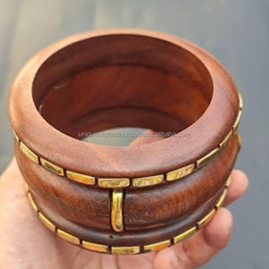Brazaletes de madera con cresta de ámbar, madera de grano cálido con incrustaciones de latón para accesorios de mujer elegantes y contemporáneos de moda - Product Image 1