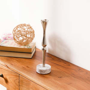Ensemble de deux porte-bougies en aluminium argenté avec base en marbre blanc, élégants supports métalliques pour bougies pour table à manger - Product Image 4