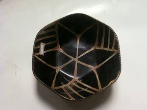 Tazón de Cerámica Hecho a Mano, Negro con Diseño Geométrico Dorado, Estilo Oriental, para Servir Comida o Regalo - Product Image 1