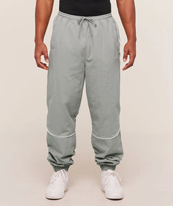 Ensemble de survêtement coupe-vent personnalisé en polyester et nylon avec capuche réglable et patch en caoutchouc, idéal pour le running et le streetwear décontracté - Product Image 4