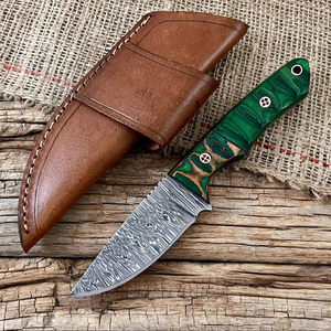มีดสกินนิ่งเหล็กดามัสกัสตีขึ้นรูปด้วยมือ พร้อมปลอกมีด แบบกำหนดเอง OEM ด้ามจับไม้ปักก้า สำหรับล่าสัตว์และตั้งแคมป์ - Product Image 1