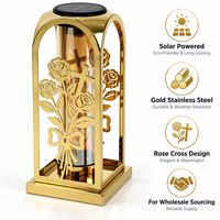 Lanterne funéraire solaire en métal doré avec motif croix et rose pour la collection des cimetières polonais de la Touche-Grâce - Vente en gros