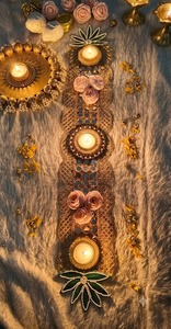 Ensemble de chemins de table en métal faits à la main, écologiques, pour décoration de mariage indien, avec dentelle à sequins dorés, travail miroir et fleurs artificielles, pour bougies chauffe-plat - Product Image 4
