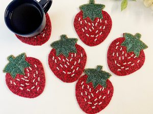 Sous-verres bohèmes faits main en perles, motif fraise, rouge et vert, écologiques, 3 mm, ronds, brodés à la main, napperons de table réutilisables de qualité supérieure - Product Image 2