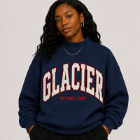 Sweat-shirt marron à col montant avec motif en relief crème, bordures côtelées marron, coupe décontractée, manches longues pour tenues décontractées