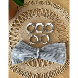 Anneaux de serviette minimalistes en métal argenté, boucles en alliage de zinc pour la décoration de table de mariage et de Noël - Product Image 1