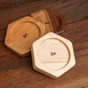 Ensemble de dessous-de-verre hexagonaux en bois massif, résistants à la chaleur, finition lisse, élégants, pour la décoration de la table à manger et de la table basse - Product Image 1