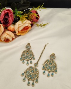 Ensemble collier long double couche, boucles d'oreilles et mangtika à motif floral traditionnel pour femmes, collection de bijoux de créateur. - Product Image 3