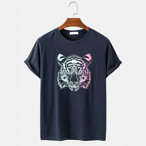 เสื้อยืดผู้ชายแฟชั่นใหม่ คุณภาพสูง ระบายอากาศได้ดี ผ้าฝ้าย 100% ผ้าแคนวาสเนื้อแน่น สไตล์ลำลอง สตรีทแวร์ แห้งเร็ว เป็นมิตรกับสิ่งแวดล้อม รับสกรีนโลโก้ - Product Image 1