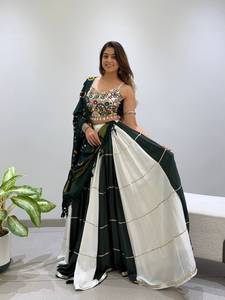 Lehenga traditionnel de créateur spécial Navratri en rayonne avec broderie motif Kali, blouse ornée de miroirs et dupatta imprimé Bandhani pour les fêtes - Product Image 2