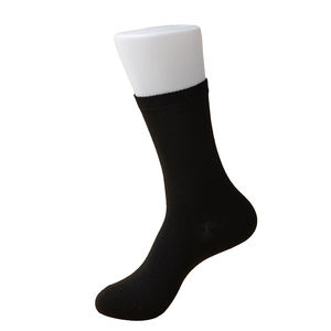 Chaussettes de performance avec soutien de la voûte plantaire, logo sur le dessous, tissu écologique pour la course à pied, le cyclisme et le basketball - Product Image 3