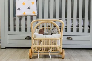Cochecito de muñecas de ratán natural, hecho a mano, de mimbre, para niños, decoración para cuarto de juegos y simulaciones. - Product Image 2