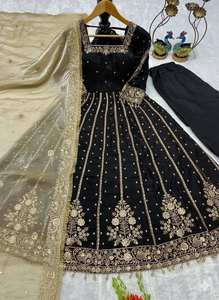 Ensemble de robe en soie lourdement brodée avec dupatta et pantalon – Tenue de fête - Product Image 3