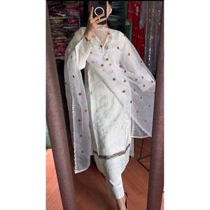 Ensemble de soirée de créateur à silhouette droite, haut en organza imprimé floral, pantalon et dupatta, style élégant avec taille naturelle - Product Image 2