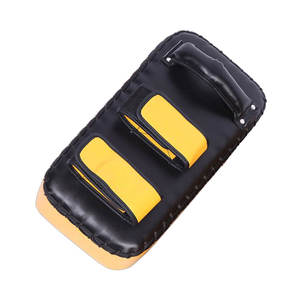 Escudos de Patada Curvos de Cuero Personalizados para Exteriores, Ideales para Muay Thai, MMA, Kickboxing y Entrenamiento de Artes Marciales - Product Image 5