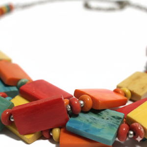 Collar de Hueso Anamnesis Epoch Hecho a Mano, Joyería Colorida de Triple Hilo con Acabado Satinado de Origen Ético y Sostenible - Product Image 2