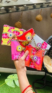 Carteras de Sobre con Estampado Floral Hechas a Mano por Artesanos, Motivo Floral de Loto Vibrante en Tela de Mezcla de Seda Premium, Bolsas Versátiles - Product Image 2