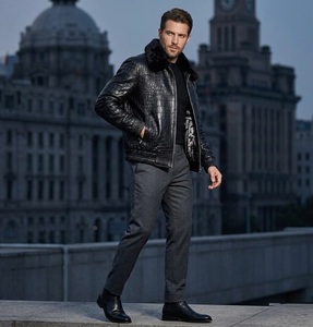 Chaqueta de cuero negra grabada en relieve hecha a medida por OEM para hombre, chaqueta de motociclista de lujo, chaqueta de cuero desgastado para hombre - Product Image 2